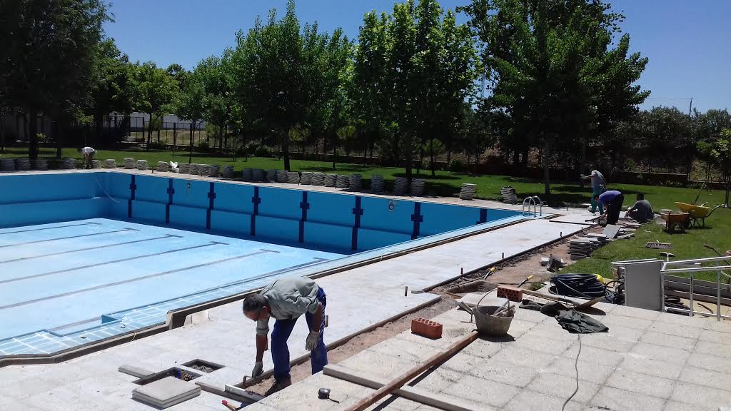 Sustituyen el terrazo de todo el perímetro de la piscina olímpica