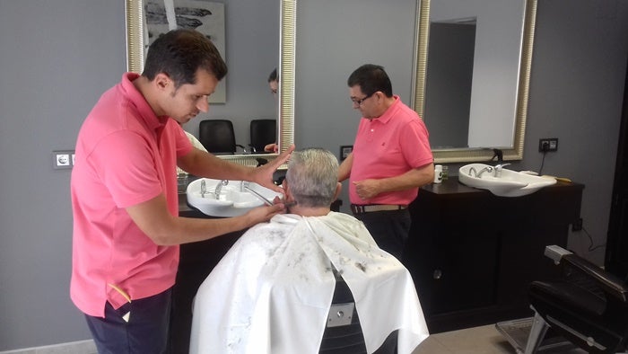 Padre e hijo en la peluquería 'Chiripa'. 