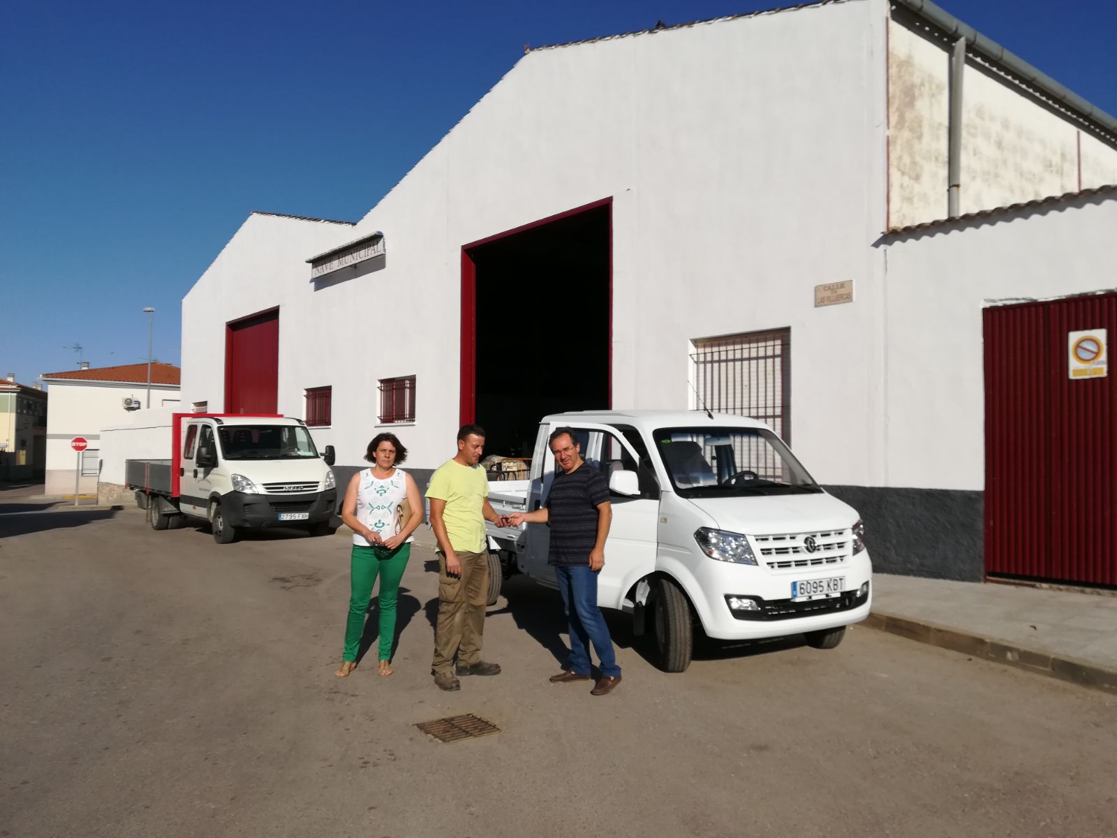 El alcalde hizo entrega de las llaves a un trabajador de jardinería. 