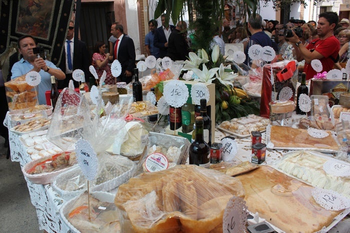 Decenas de productos llenan la Mesa del Ramo el primer domingo de septiembre. 