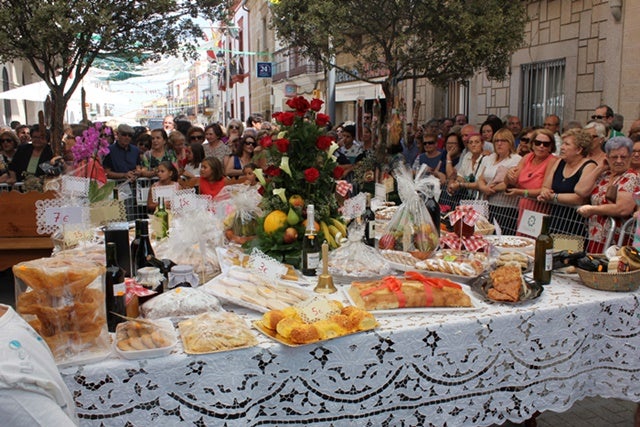 Numeroso público ha rodeado esta tradicional mesa. 