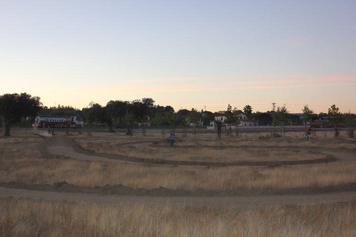 Nada más iniciarse las obras, grupos de niños acuden cada tarde a la pista. 