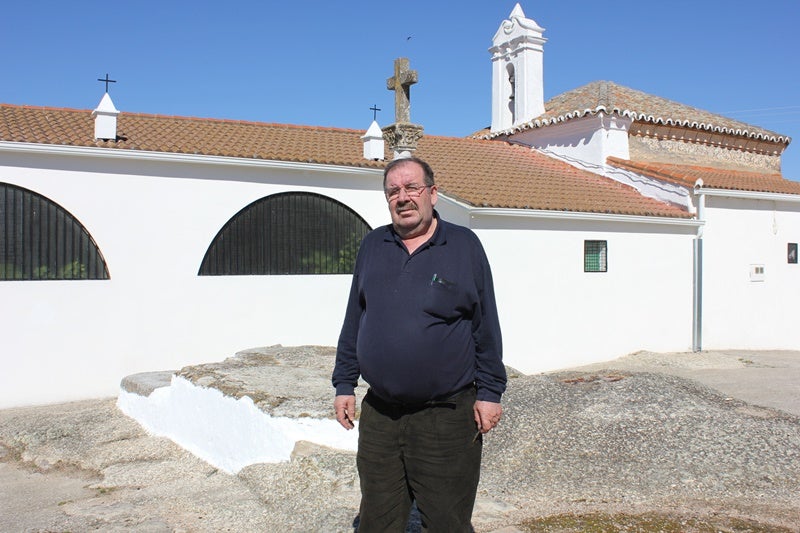 Toribio lleva 35 años como capataz de la Virgen de la Soledad. 