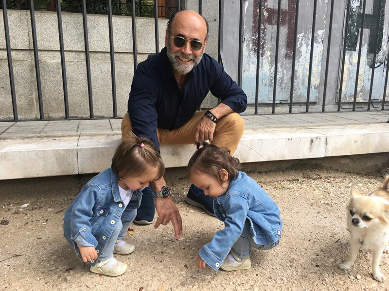 Antonio, junto a sus nietas mellizas jugando con las hormigas. CEDIDA