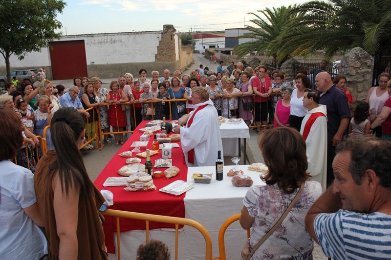 Santiago vuelve a organizar su mesa de ofrendas, y da paso a la velada