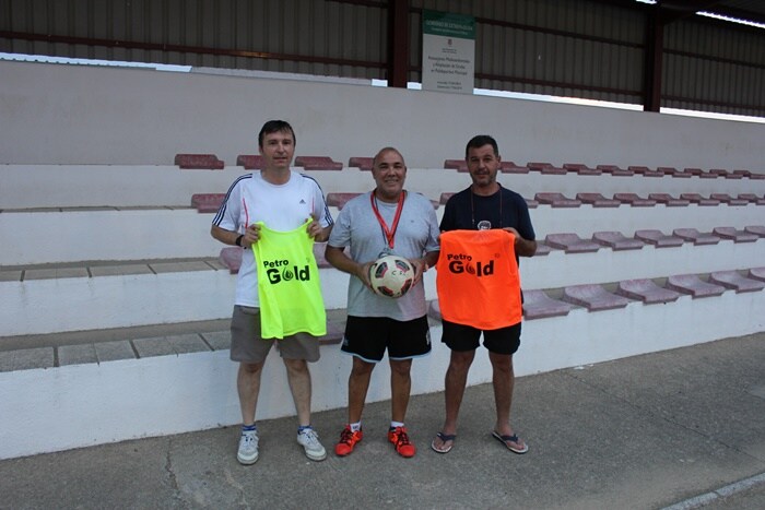Integrantes del equipo directivo, Benito Romero y Miguel González, y el entrenador, Pedro Conesa. 
