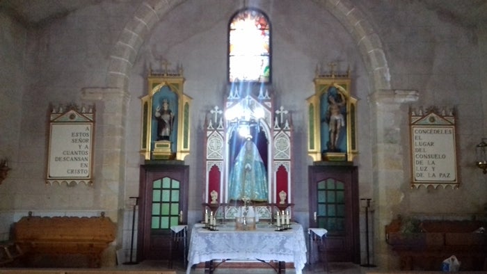 La ermita del cementerio ha sido adecentada por la cofradía de Ánimas para estos días. 