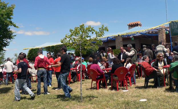 El Ayuntamiento ofrece a las peñas y grupos de amigos 30 carpas con punto de luz para la romería de San Isidro