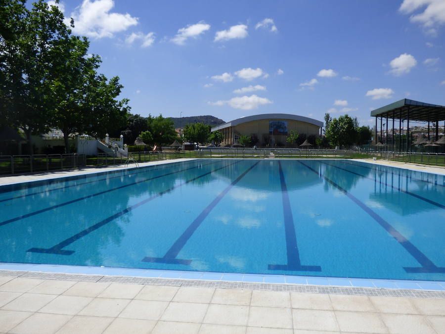 El Ayuntamiento oferta dos plazas de ATS/DUE y dos de Taquillero Recaudador para la piscina municipal
