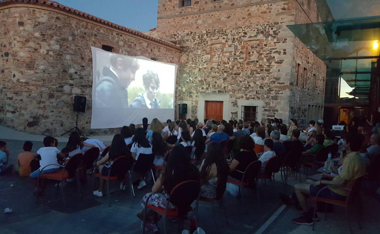 Proyección de una película en el Patio del Museo del Turrón 