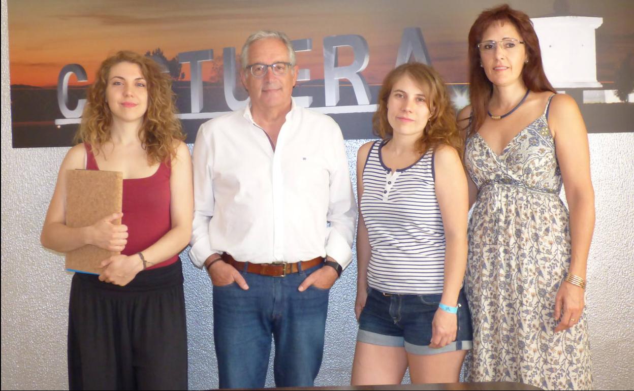 El alcalde, Francisco Martos y la concejala de Empleo, Piedad Roso, con la hermanas Chanel e Iris Sopo Lambea 