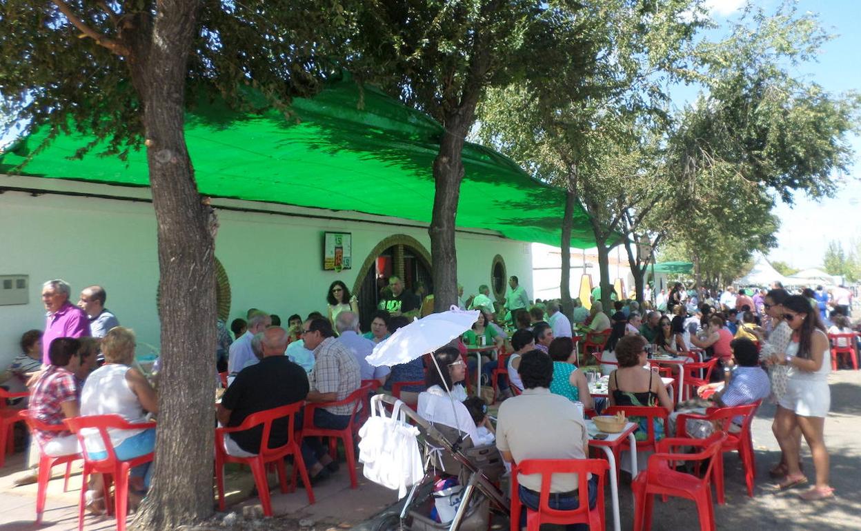 Ambiente de las casetas del ferial por el día 