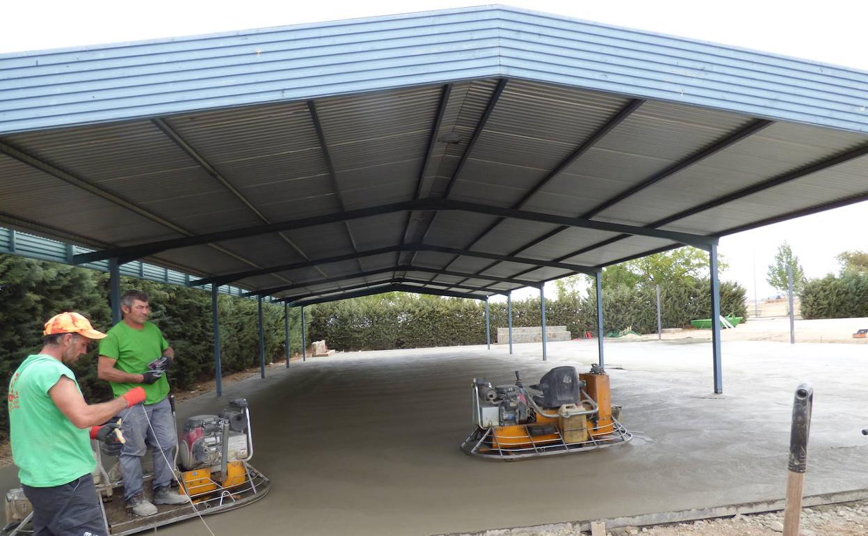 Obreros realizando los trabajos del Salón Ovino 