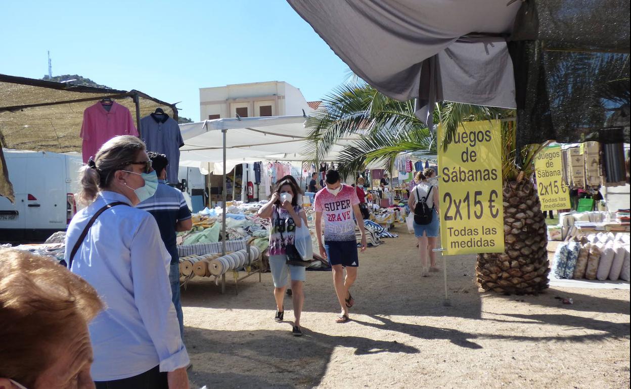 El mercadillo semanal de los jueves sigue creciendo y alcanza los 47 puestos
