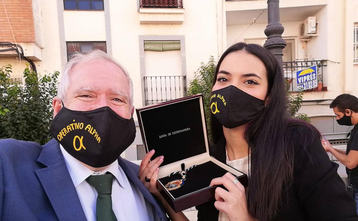 La joven de Castuera María José Gómez recoge la Medalla de Extremadura en representación del Operativo Alpha