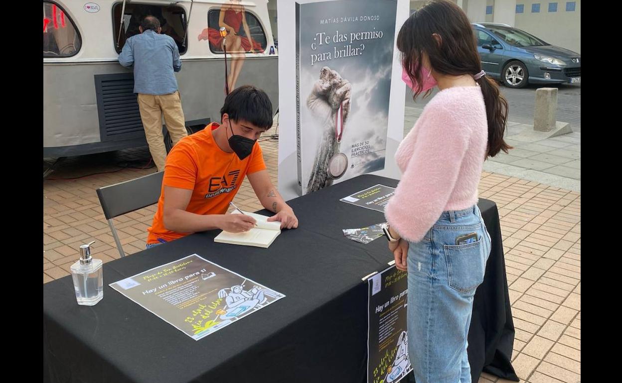 Matías Dávila en firma de libros de Villanueva de la Serena 