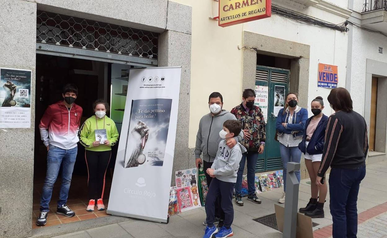 El escritor Matías Dávila durante la firma de libros del pasado jueves en Castuera 