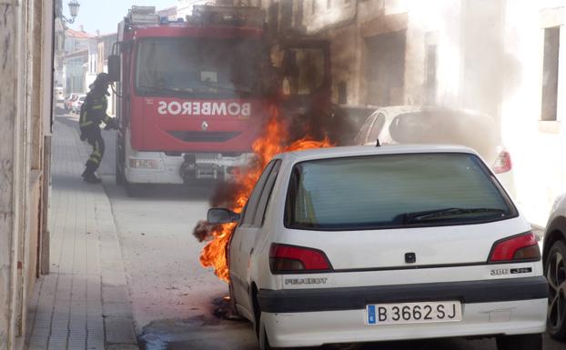 Los bomberos llegan hasta la calle Huertos para sofocar el incendio 