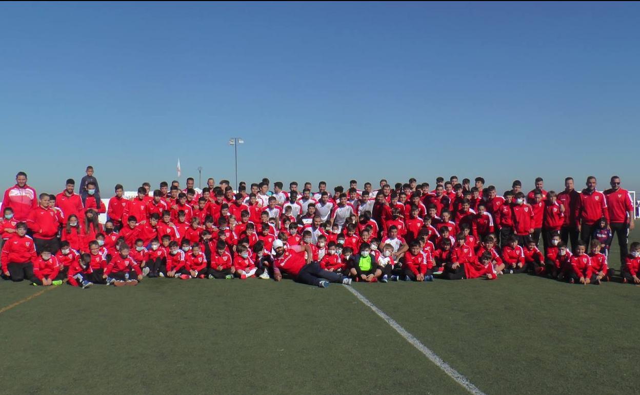 Foto de familia de los equipos del CD Castuera-Subastacar.