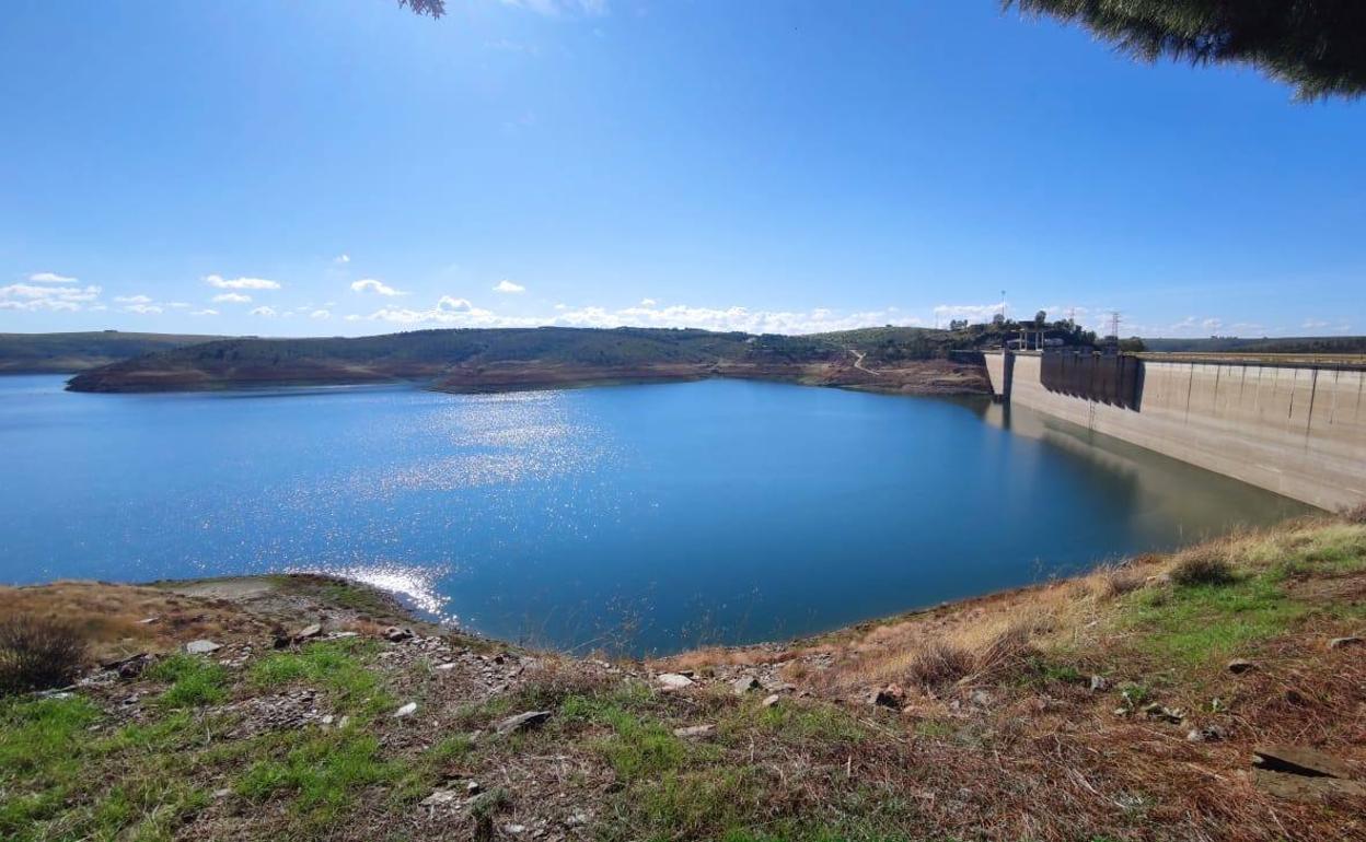 Presa del embalse de La Serena 