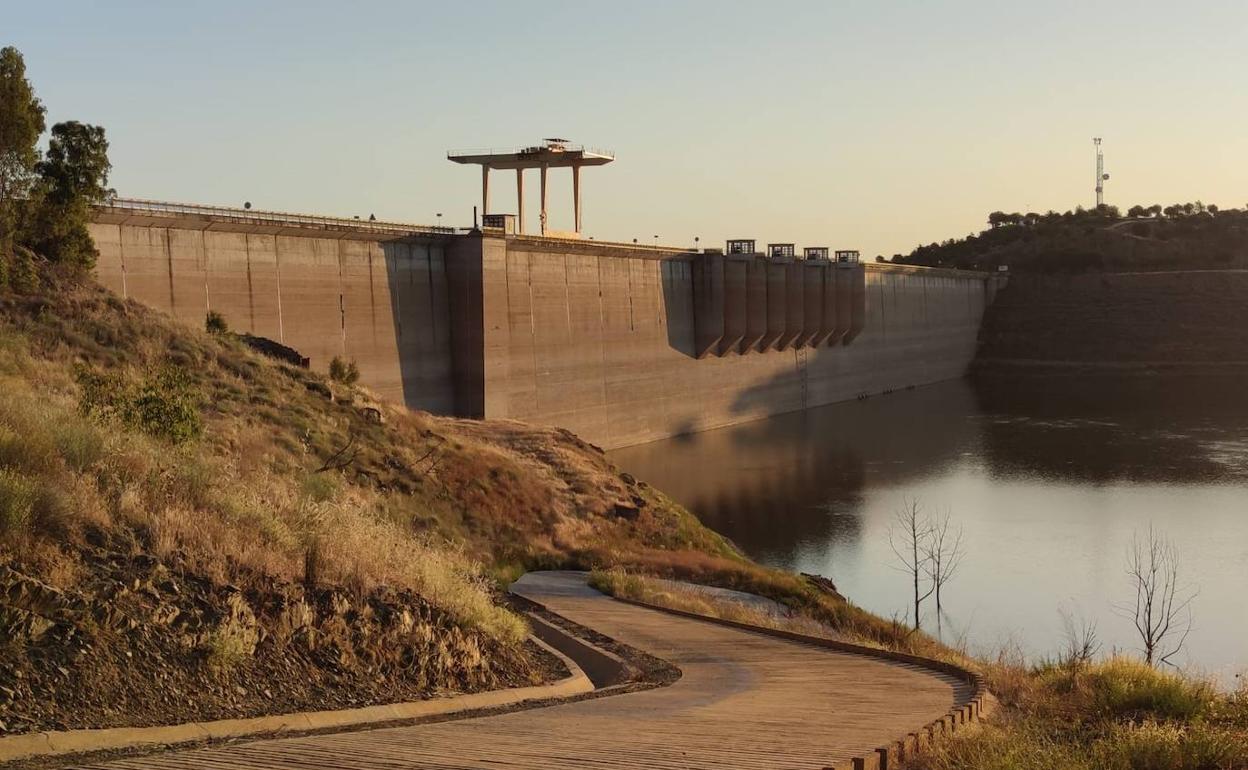 Presa de La Serena aguas abajo 