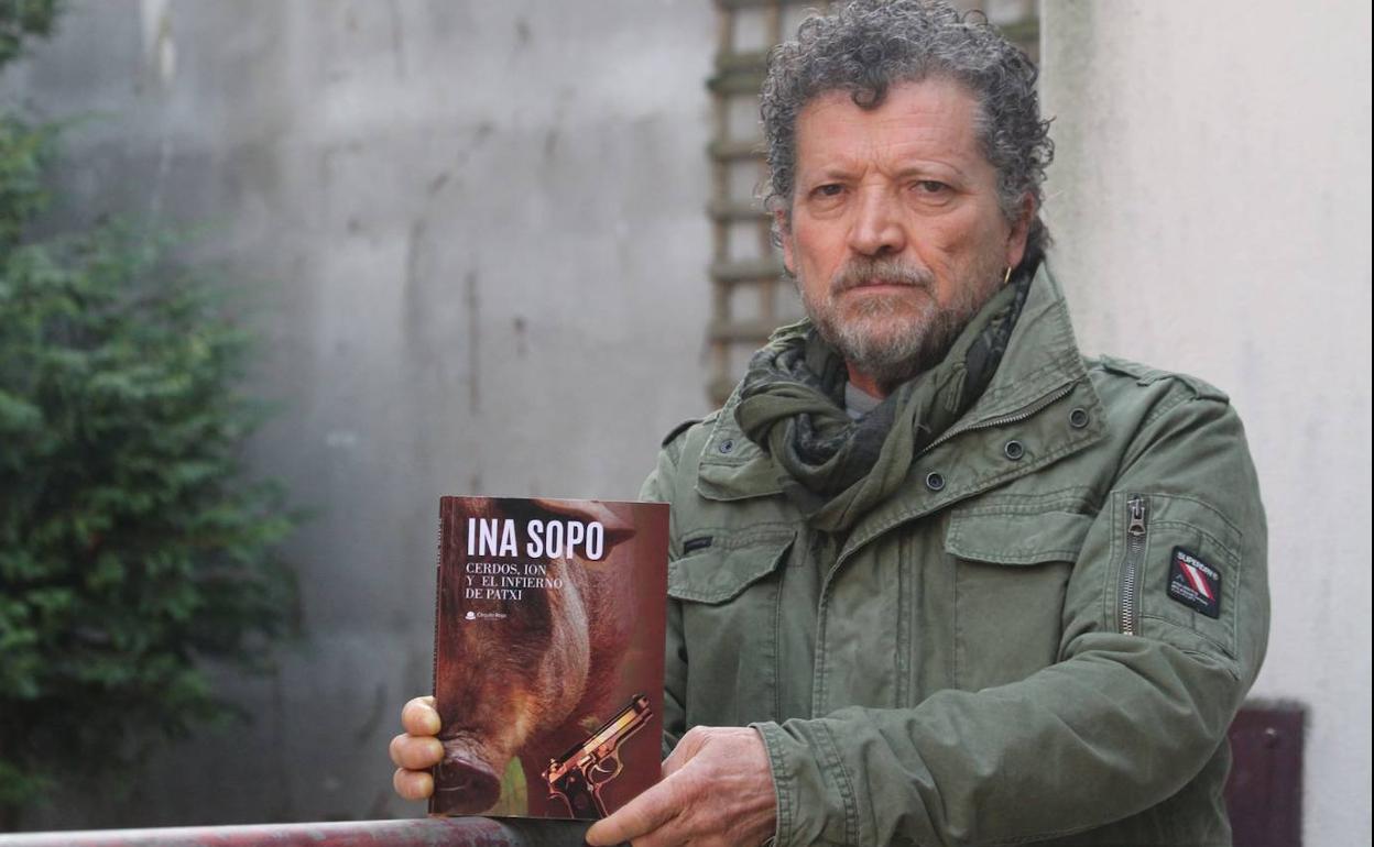 Ina Sopo con su novela 'Cerdos, Ion y el infierno de Patxi' 