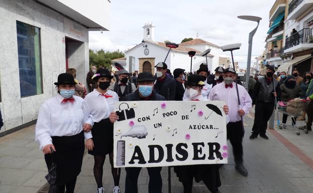 Usuarios y monitores de Adiser encabezaron el desfile