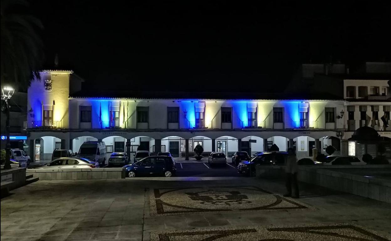 El ayuntamiento de Castuera iluminado con los colores de la bandera de Ucrania.