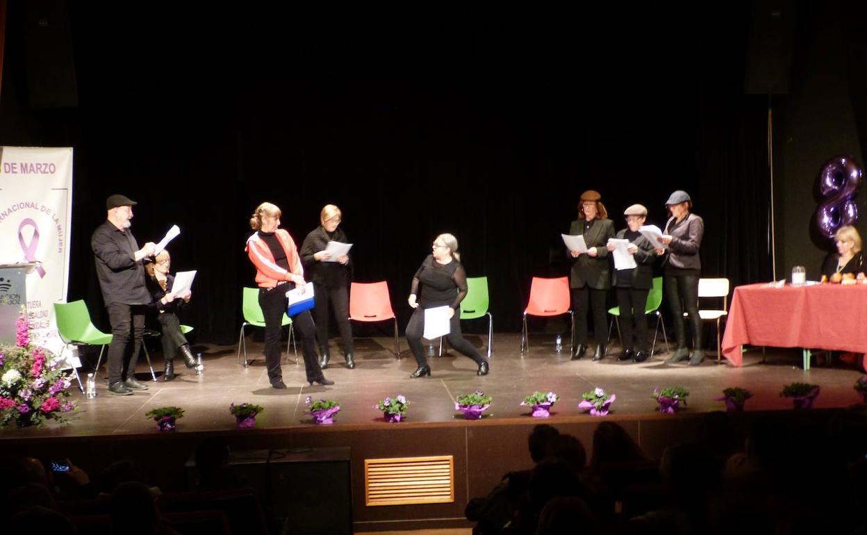 Éxito del grupo de mayores del taller de teatro de la concejalía de Cultura en la representación de la obra 'Cuentos Infantiles para Adultos Terroríficos'