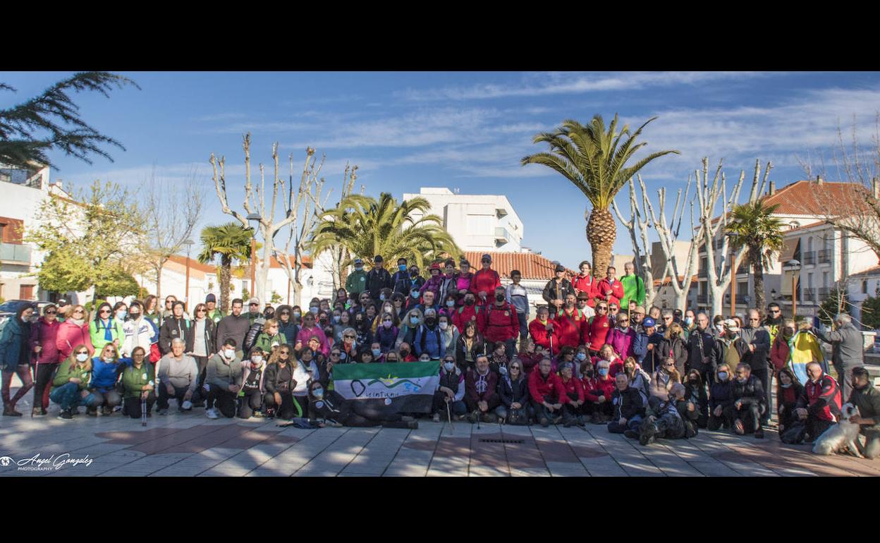 La Ruta Senderista Solidaria con la familia que perdió todo en el incendio de su vivienda recaudó 1.896 euros