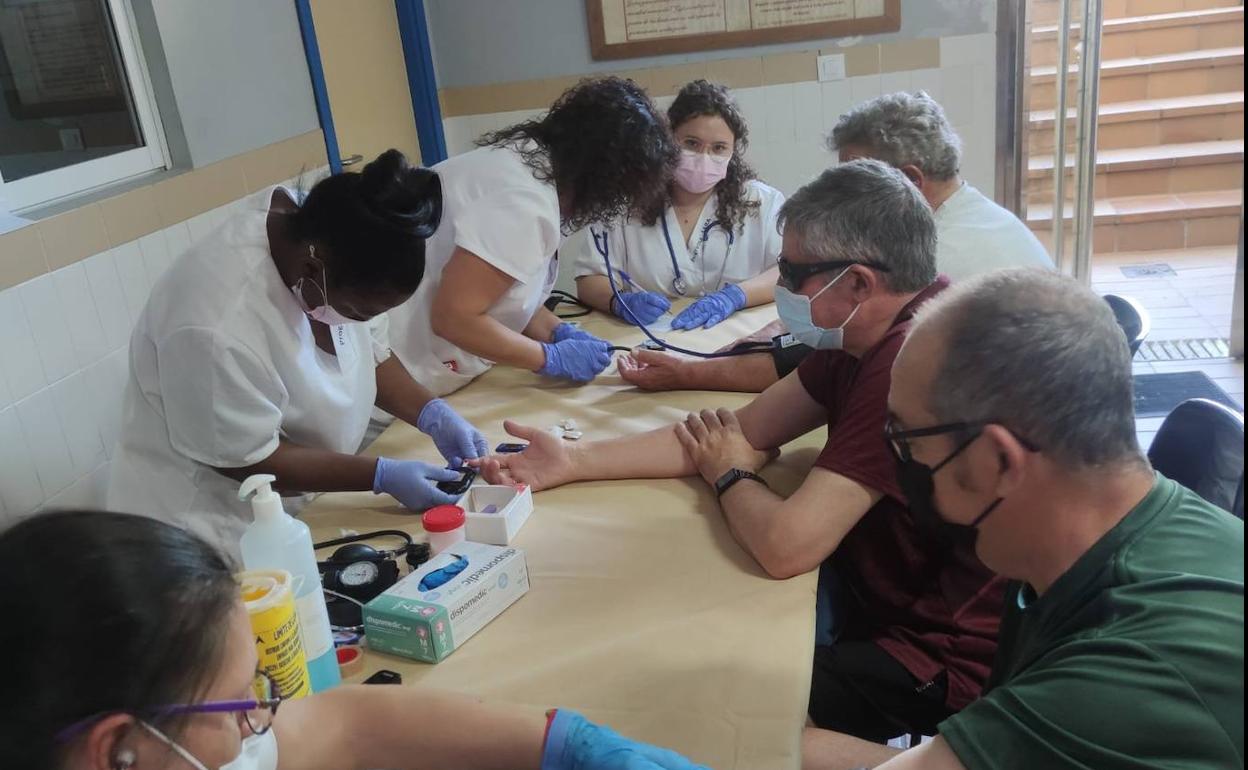 Alumnas del programa Sara de 'atención sociosanitaria a personas dependientes en instituciones sociales' realizan prácticas de tomas de constantes vitales