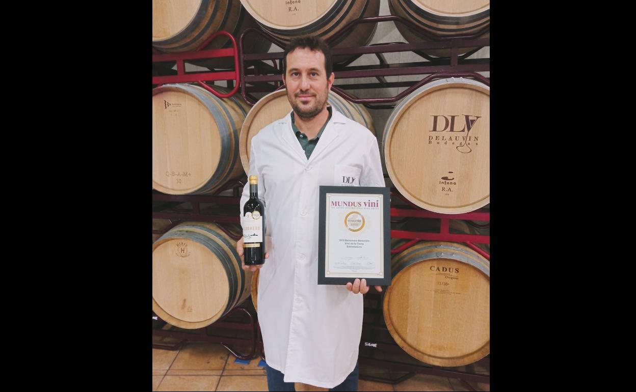 Juan Manuel Romero con el diploma de Mundus Vini y el vino premiado Balromero Selección.