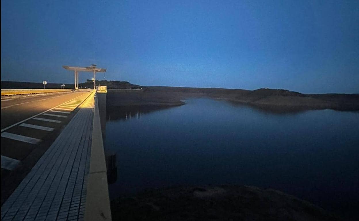 Presa del embalse de La Serena 