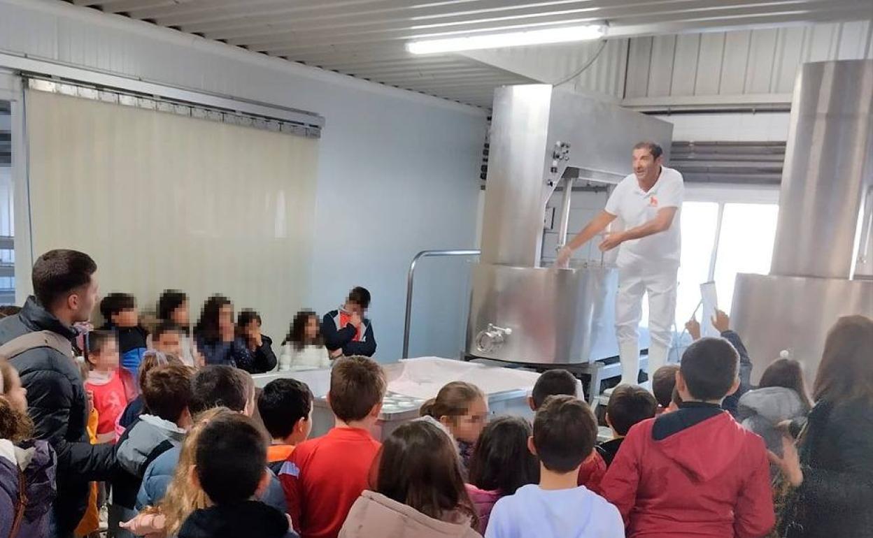 Escolares durante la visita a la quesería de la Cooperativa Ganadera (COVICA). 