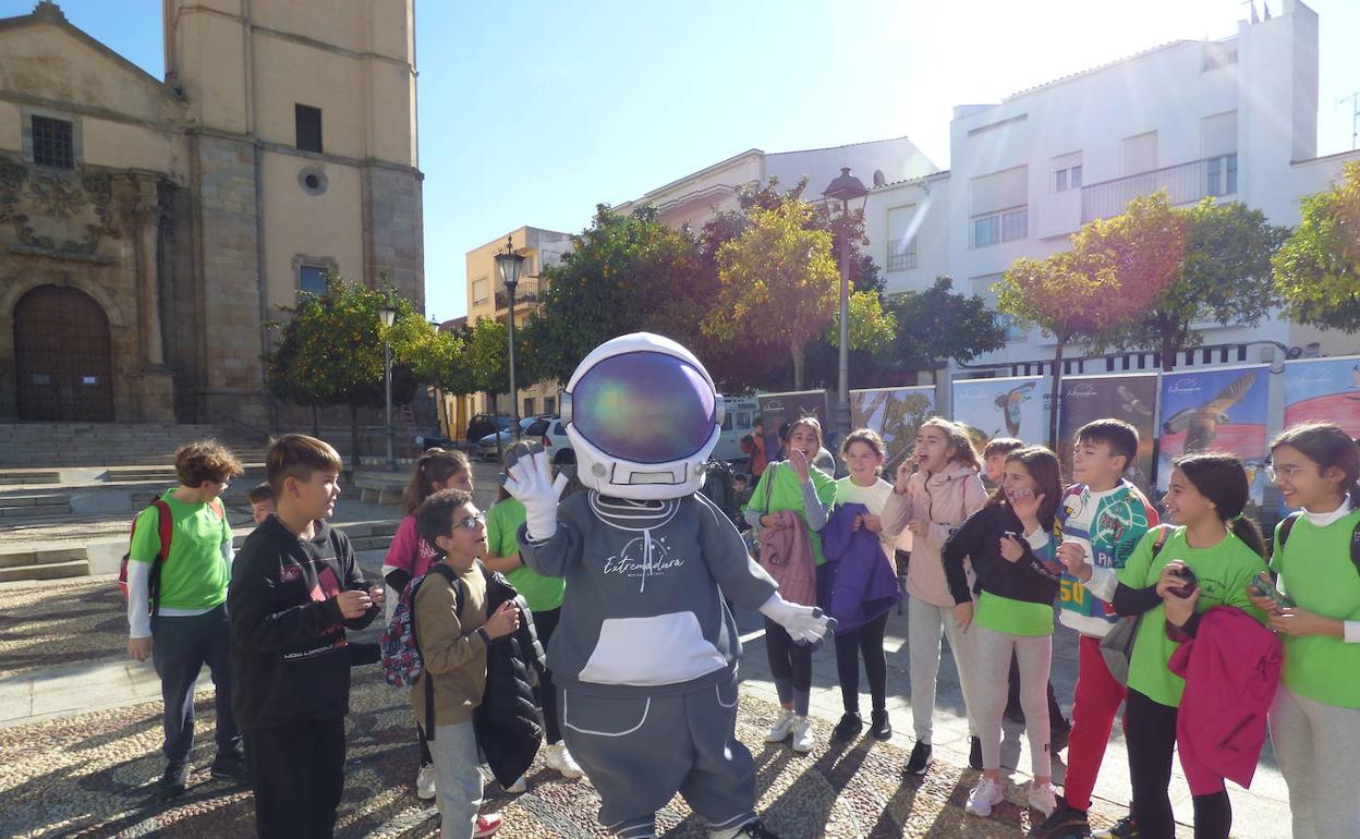 La mascota Astromeño es la encargada de dinamizar las visitas de los más jóvenes. 