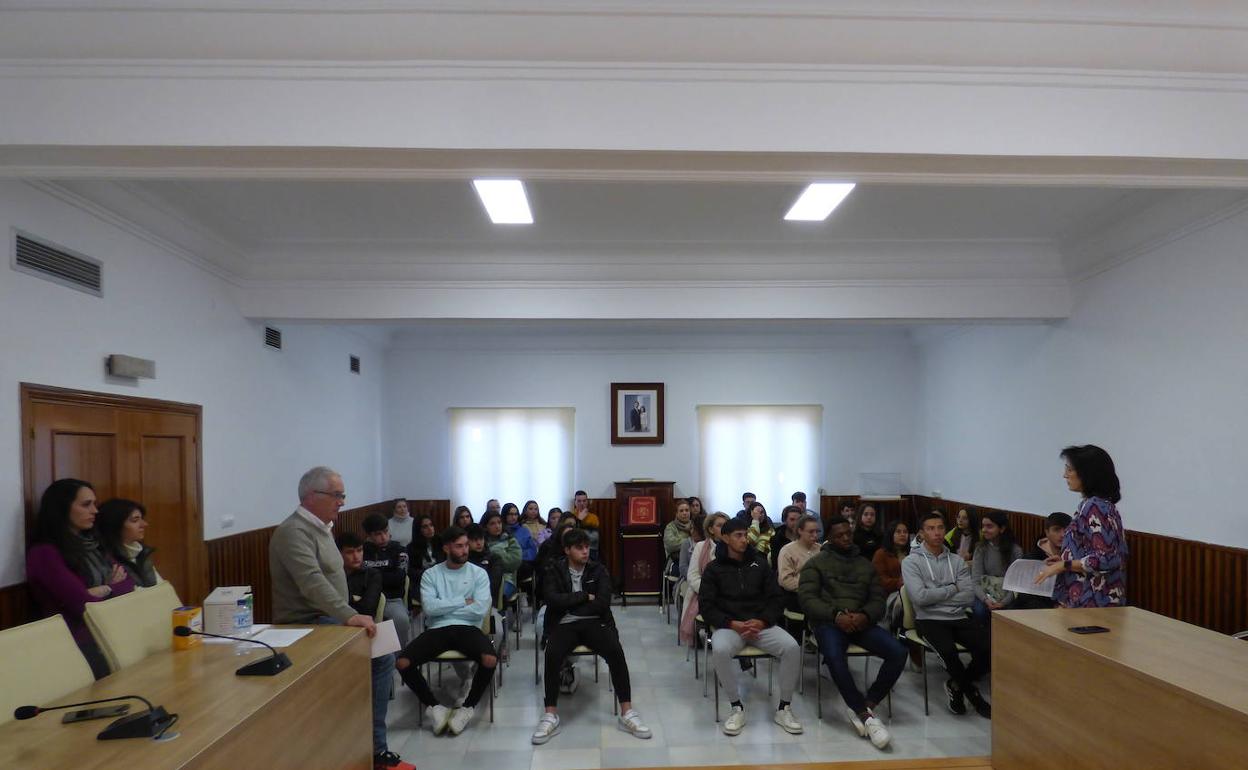 En el salón de plenos con el alcalde, Francisco Martos y la concejala, Piedad Roso. 