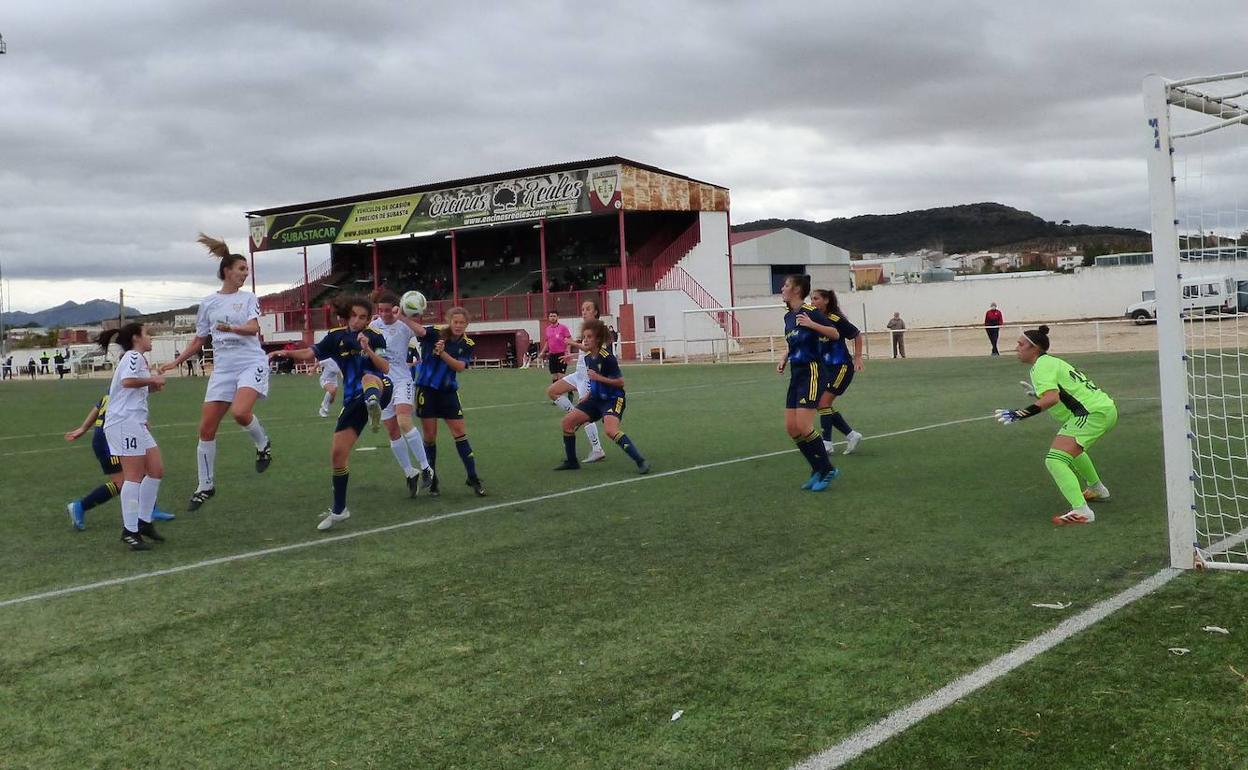 Imagen de un partido de fútbol femenino en el Manuel Ruiz. 