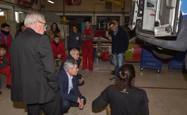 El director general de FP visita el IES de Castuera donde el alumnado del ciclo formativo de Electricidad trabaja la movilidad eléctrica