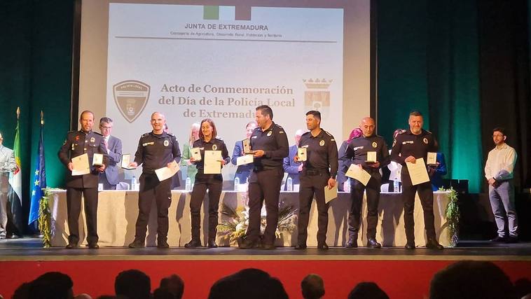 El jefe de la Policía Local de Castuera, Juan José Romero, primero por la izquieda en la imagen, recibió la «Medalla a la permanencia en el servicio de la Policía Local de Extremadura»
