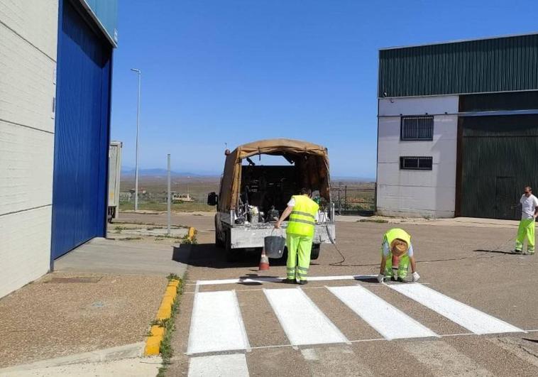 El Ayuntamiento acomete trabajos de señalización de calzada y pasos de peatones en el polígono industrial