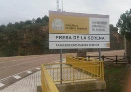 Cartel indicador en la Presa de La Serena.