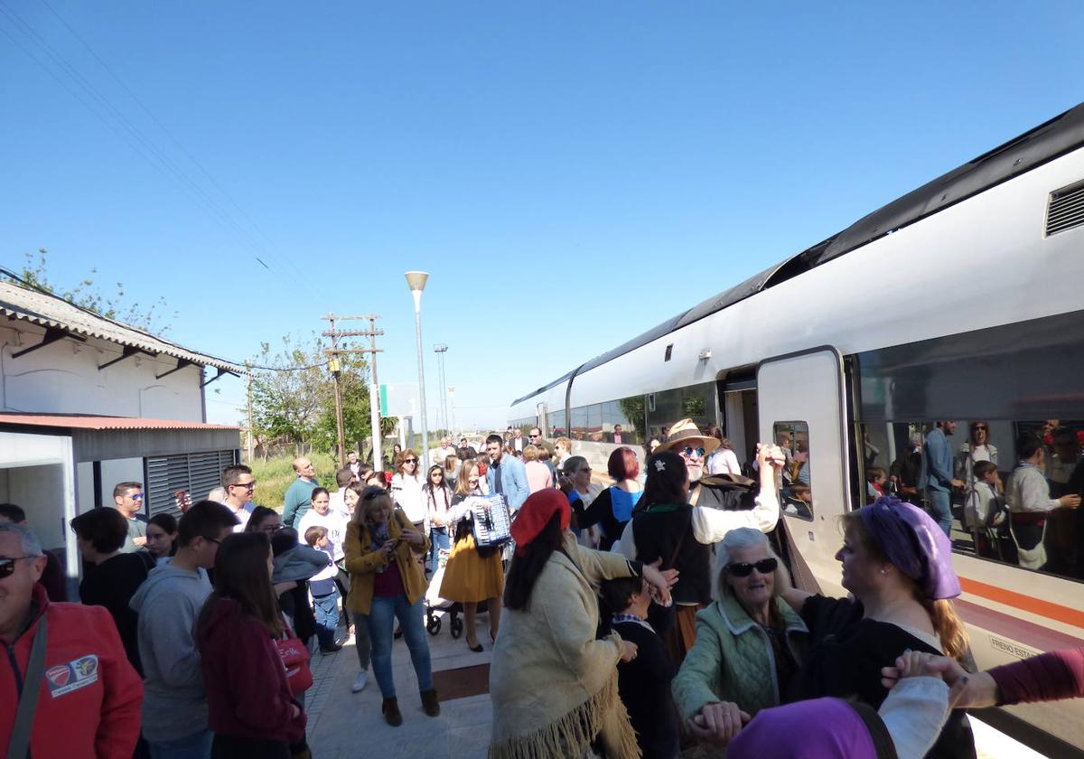 Ambiente en la estación de tren de Castuera el Día del Queso de un anterior edición.