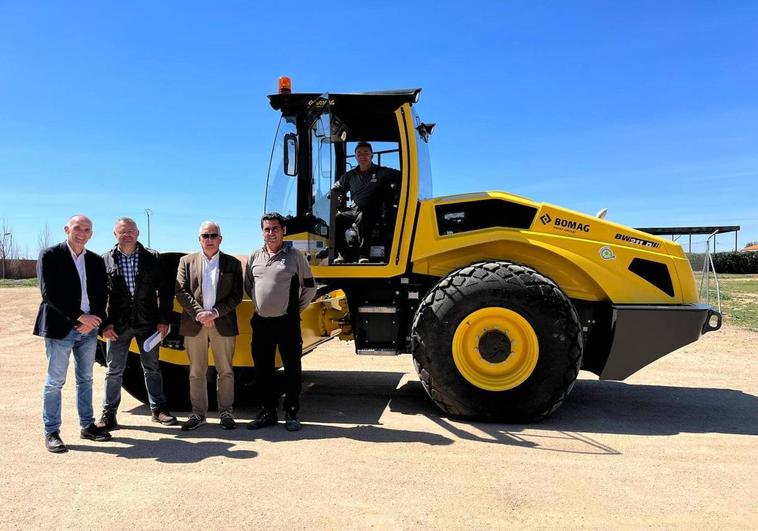 El Ayuntamiento amplía su parque de maquinarias con un nuevo rodillo compactador cedido por la Junta de Extremadura