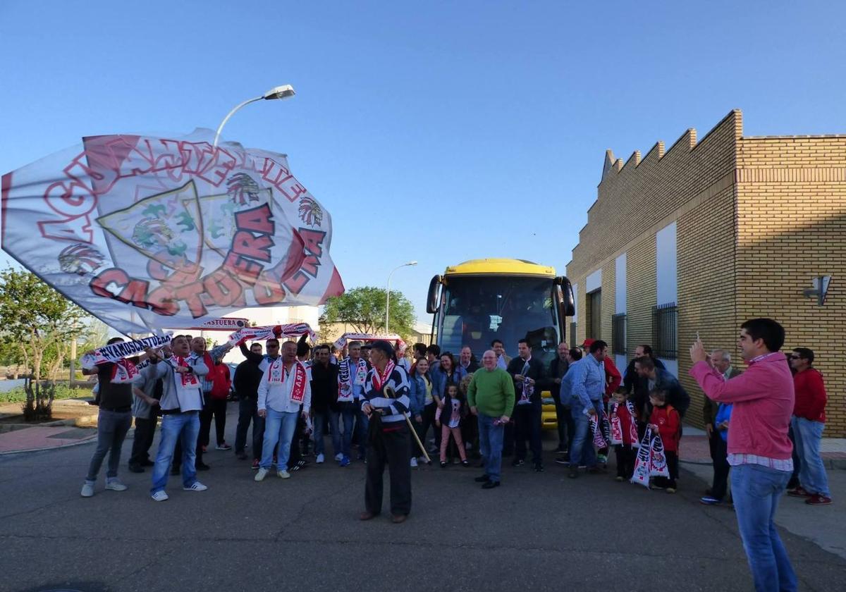 Salen a la venta las entradas y reserva de plaza de bus para acompañar al C.D. Castuera en el partido del Play Off de ascenso en Aceuchal