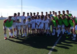 Los jugadores del CD Castuera Benjamín «A» con el primer equipo antes iniciarse el partido.