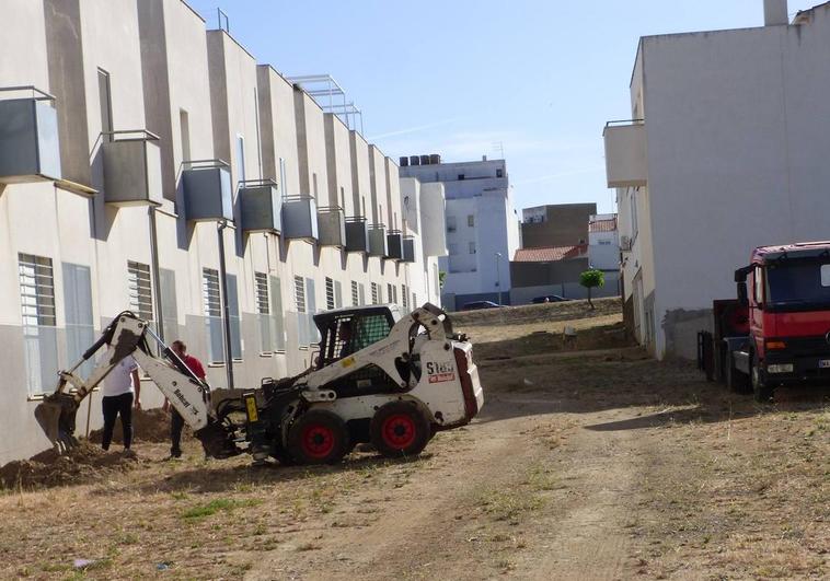 El ayuntamiento de Castuera acomete obras para mejoras en las vías de servicio de las calles Uruguay, Argentina y Paraguay