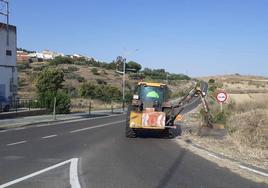 Trabajos de desbroce a la altura del cruce de San Benito.