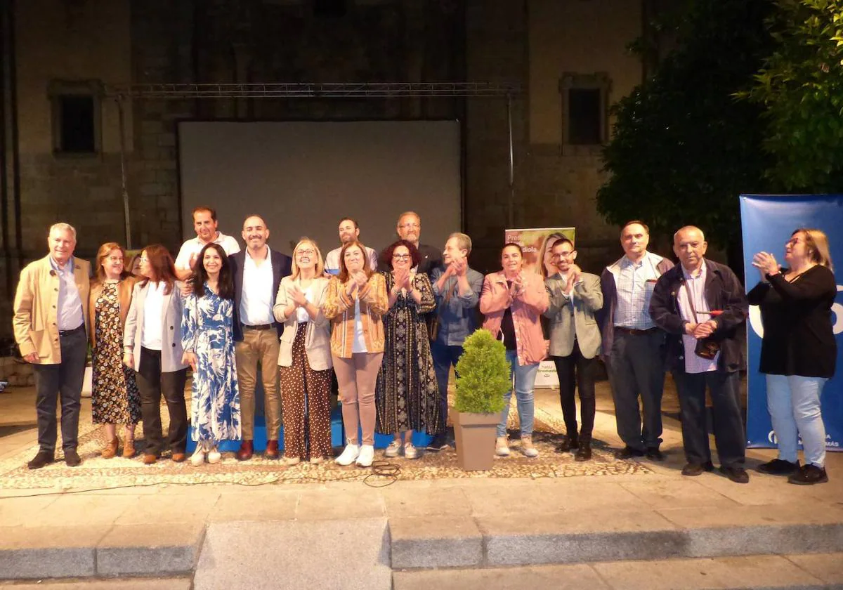 Foto de familia de la candidatura popular tras finalizar el acto.