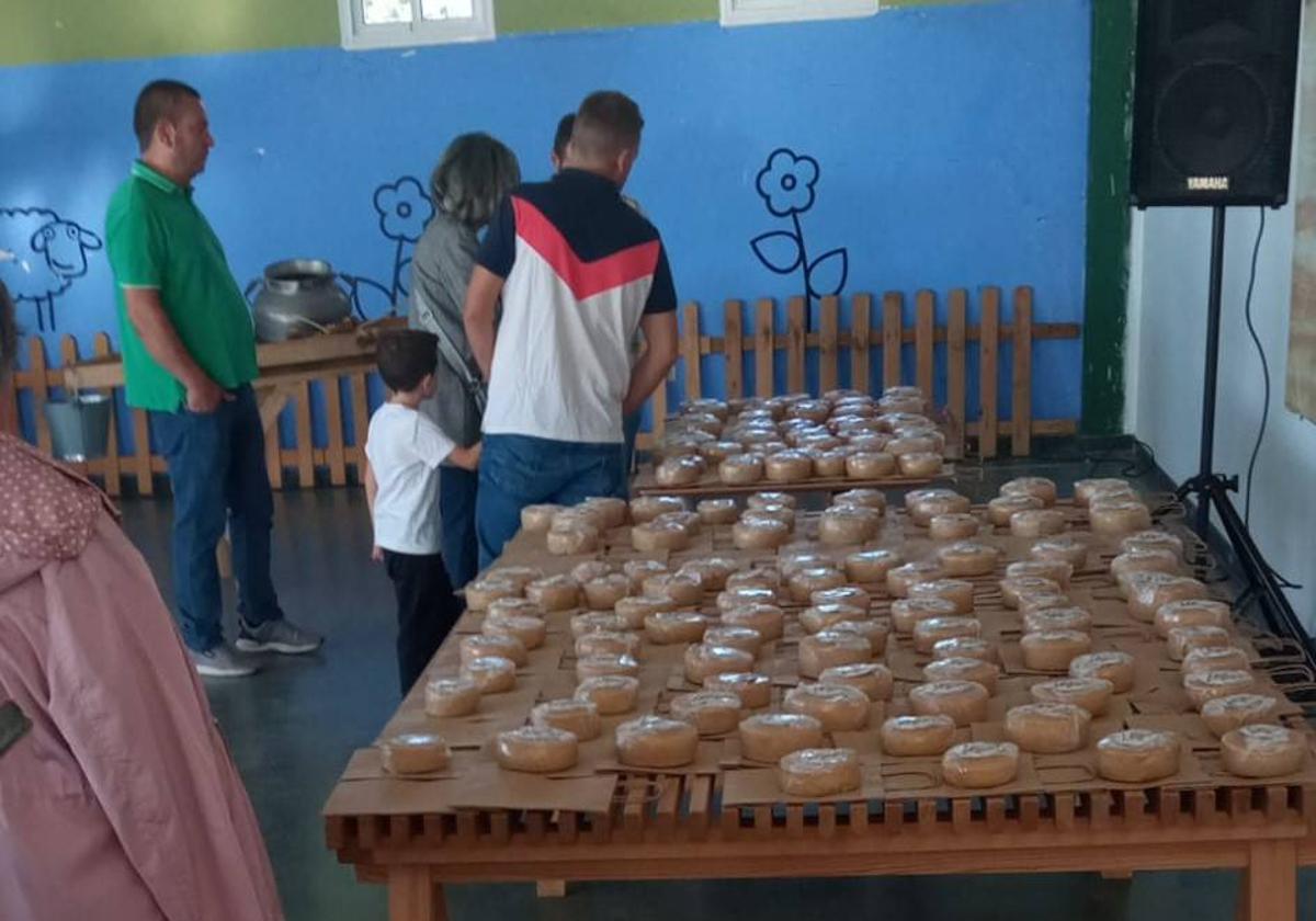 Los participantes en el taller «Hazte tu Queso» del Día del Queso recogieron sus piezas