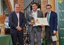 Antonio Holguín recoge la Espiga de Oro al mejor queso DOP Queso de La Serena.